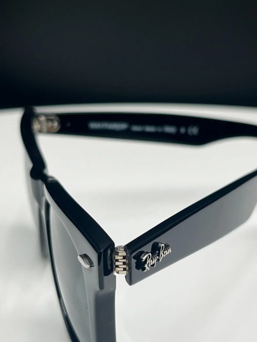 Ray-Ban Classic Wayfarer Sunglasses–Black Frame with Grey Lenses Unisex 50mm